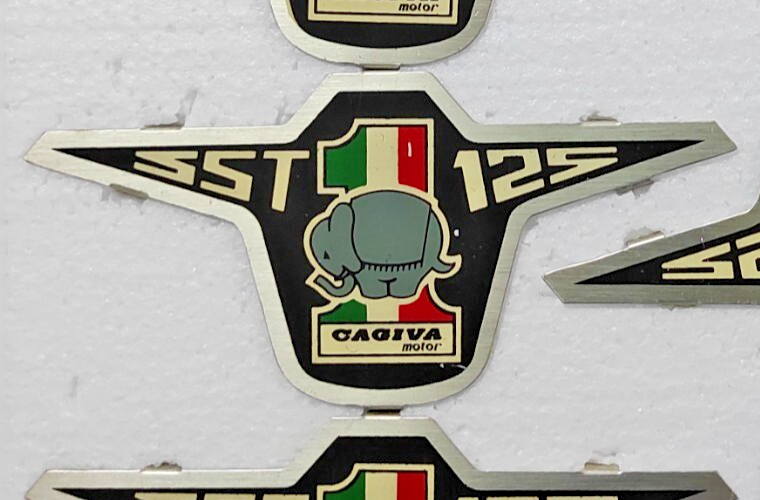 Nuovo Originale 30693 Cagiva 1 fregio metallo SST 125 stemma