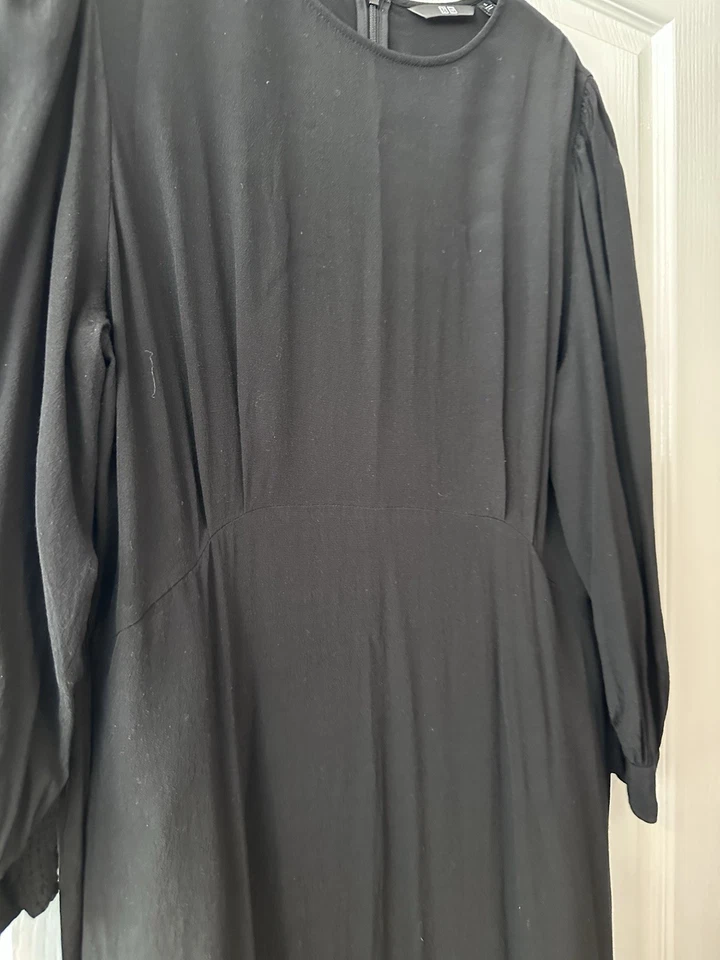 Uniqlo black midi dress with puff sleeves Size M/L - Image 3 of 4