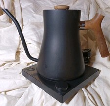 Hervidor eléctrico de cuello de cisne Fellow Stagg EE01AA1A mango de madera negro mate