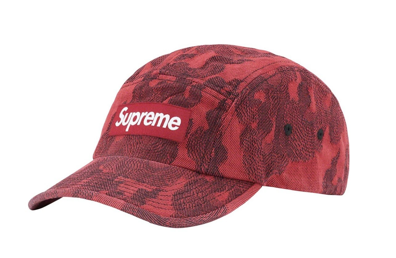 Casquette de camp en denim jacquard Supreme Flames rouge FW23. En main, livraison gratuite aux États Unis.