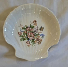 Woods Of Windsor Scallop Shell Shaped Trinket  Or Soap Dish Flower Design