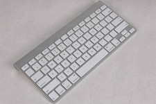 Apple Wireless Bluetooth Keyboard  A1314  MC184LL/A  2 AA Batteries Needed