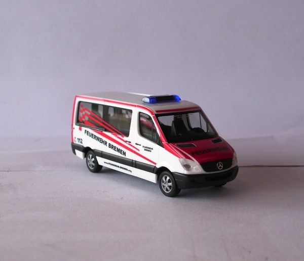 Herpa 090780 - Mb Sprinter Bus Mannschaftstransportfahrzeug - Fw Bremen. 1:87-image