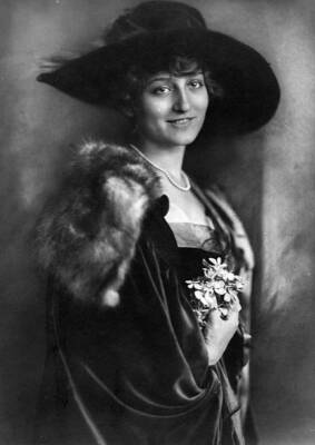 May Eva Actress Austria nee Eva Maria Mandl wears a coat with f- 1920 Old Photo