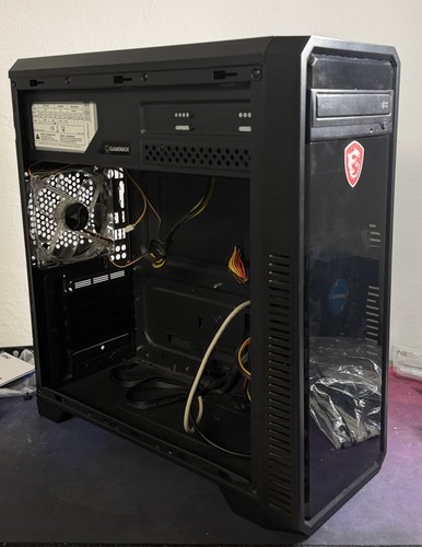 Pc Gehäuse + 700W Netzteil + 3 RGB Lüftern.