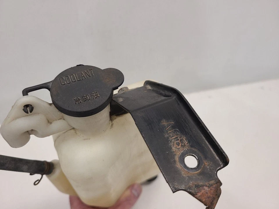 Toyota Tundra 2000-06 (4,7 L/AT) depósito de refrigerante  Foto 3 de 4