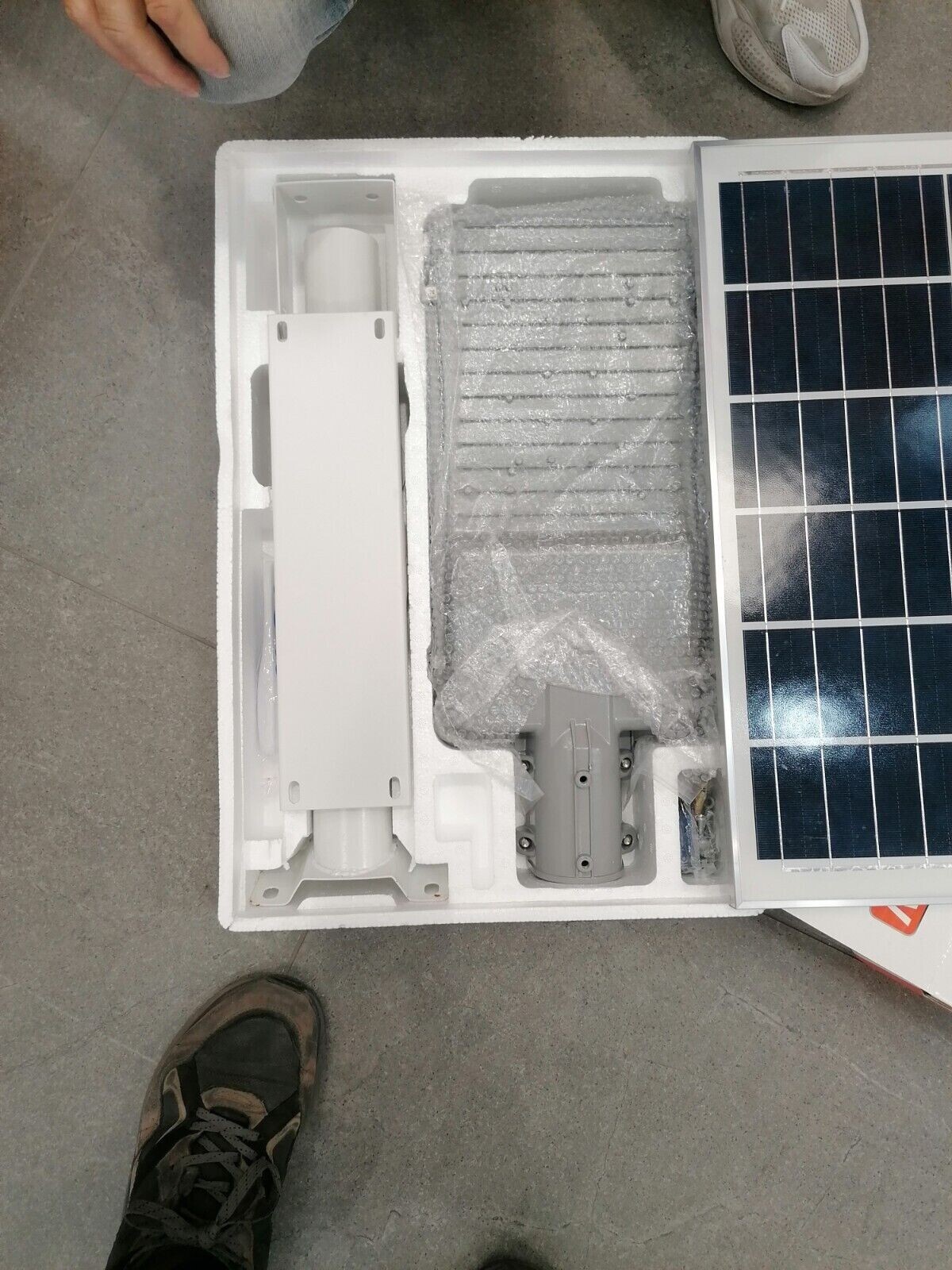 Faro LED Solare 200W Professionale IP65 con Pannello e Telecomando - 3
