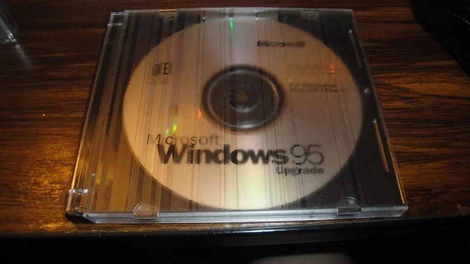 Vintage Microsoft Windows 95 Upgrade Disc No Product Key - Image 2 of 3