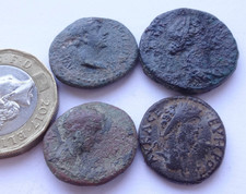 Lot von vier ( 4 ) ungereinigten antiken römischen Bronzemünzen.