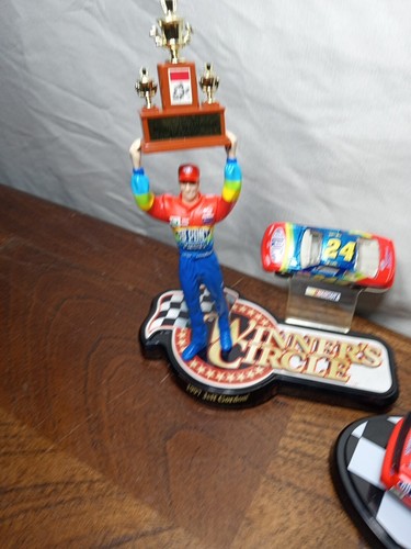 Winners Circle NASCAR Champion Display Jeff Gordon #24 1995 Dupont 2 Set  - Afbeelding 3 van 4