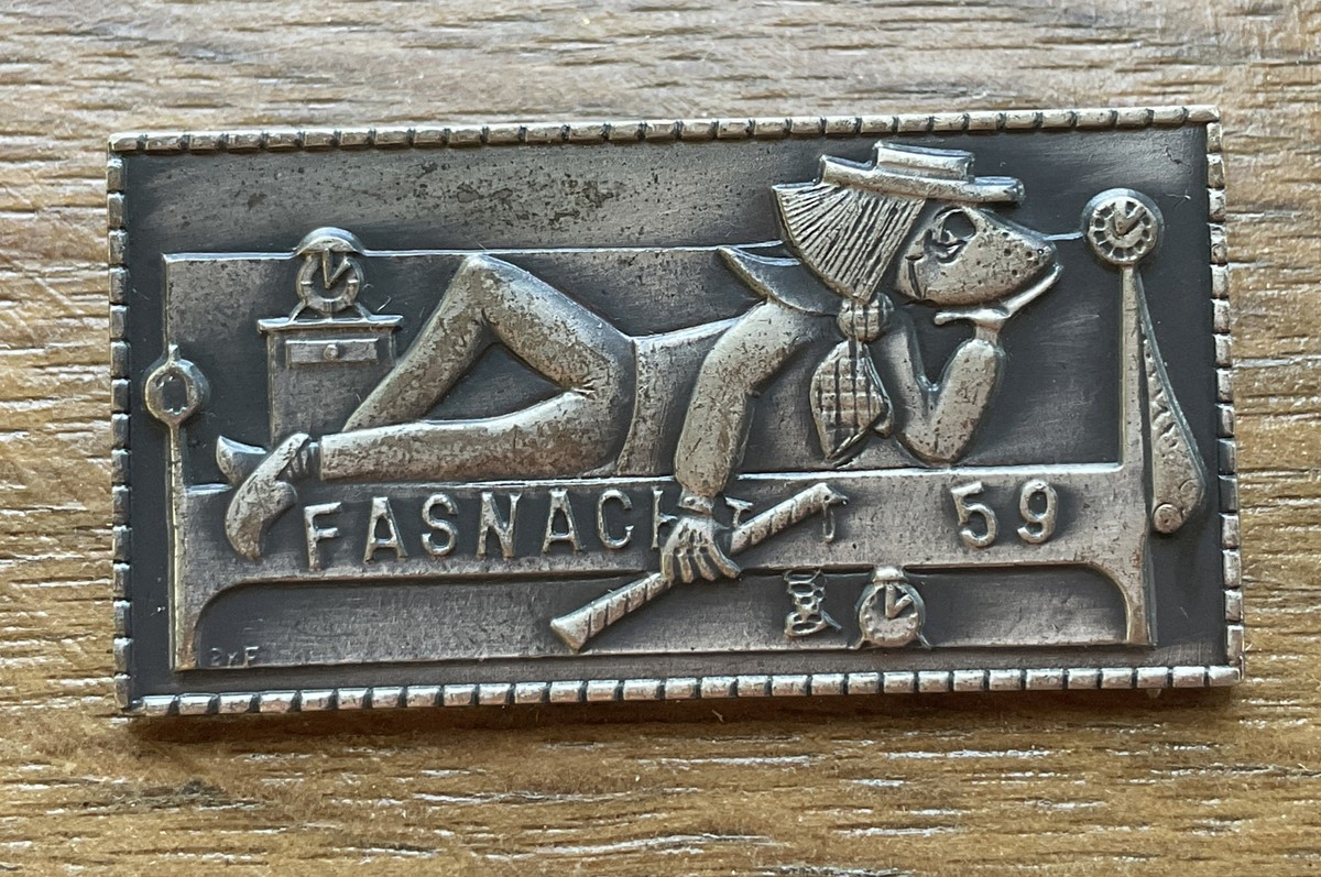 Broche Fasnacht Suisse 1982 – Étain Argenté – Création Felix Muller – Collection