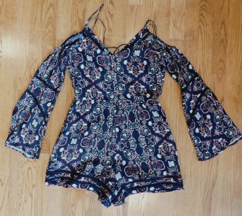 Nuevo con etiquetas Mameluco Corto Kendall Kylie Talla S Manga Larga Boho Manga Larga Negro Floral Foto 3 de 4