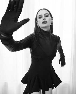 photo MADELAINE PETSCH (300) | eBay