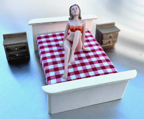 Bikini Gal (O) & Bett mit 2 Nachttischen 4 Stück Miniaturen Maßstab 1:24 G Artikel - Bild 1 von 2