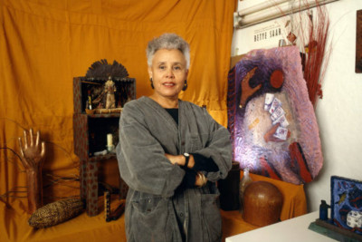 Porträt der amerikanischen Künstlerin Betye Saar als sie in ihrem Atelier posiert - 4x6 Foto 