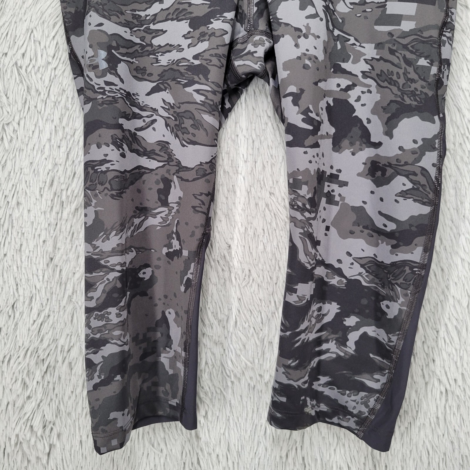 Under Armour Womens Large (28x16.5) Compression Capri Legging Gray Camo