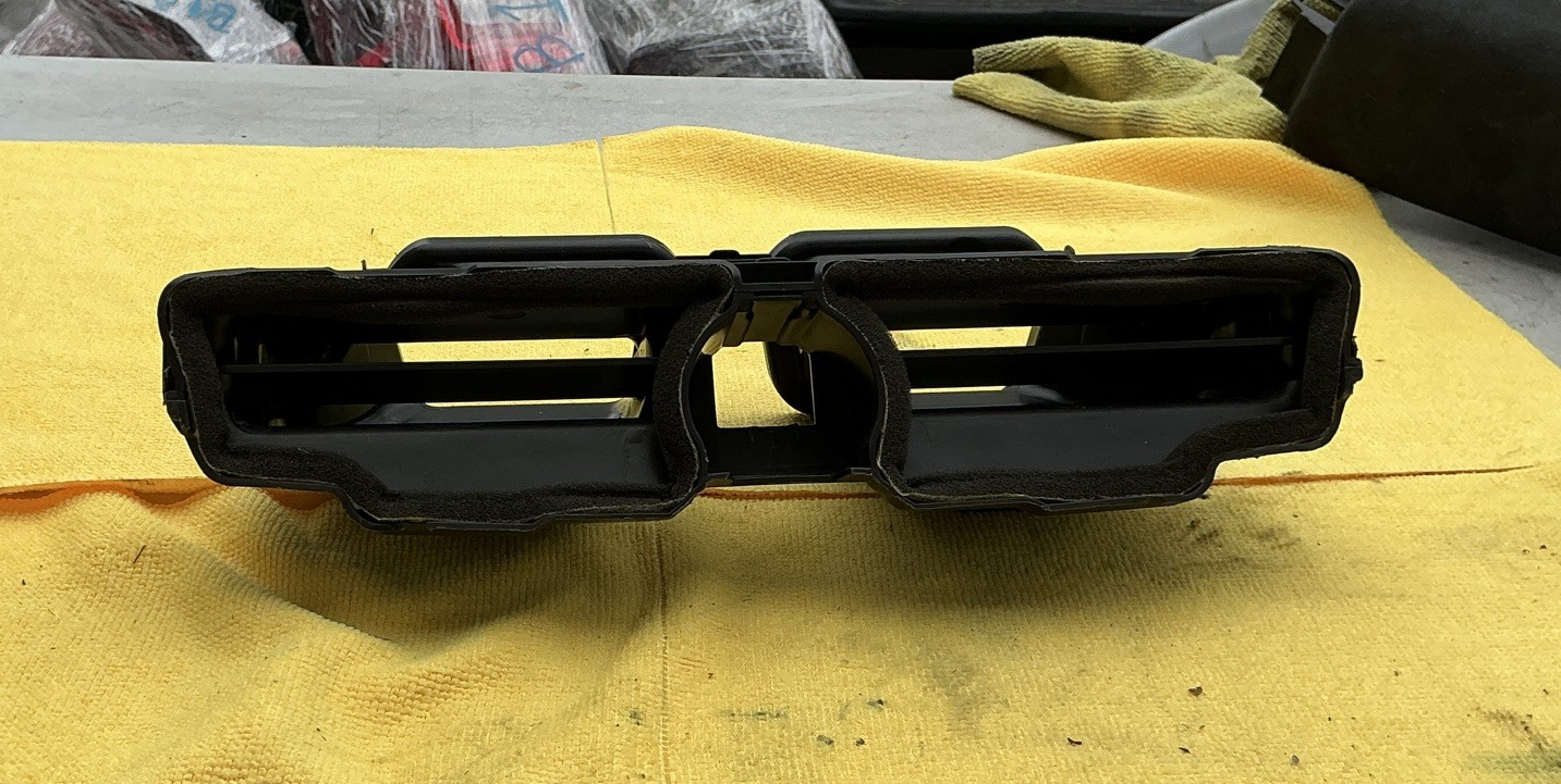 20-24 Bentley Flying Spur Front Centre Duct 3SE819389