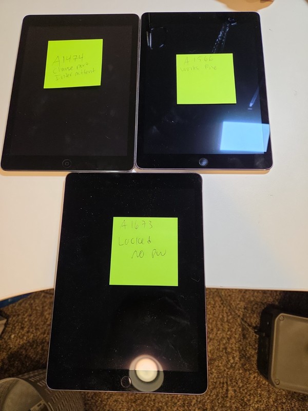 Lot Of 3 Ipads A1474 A1566 A1673