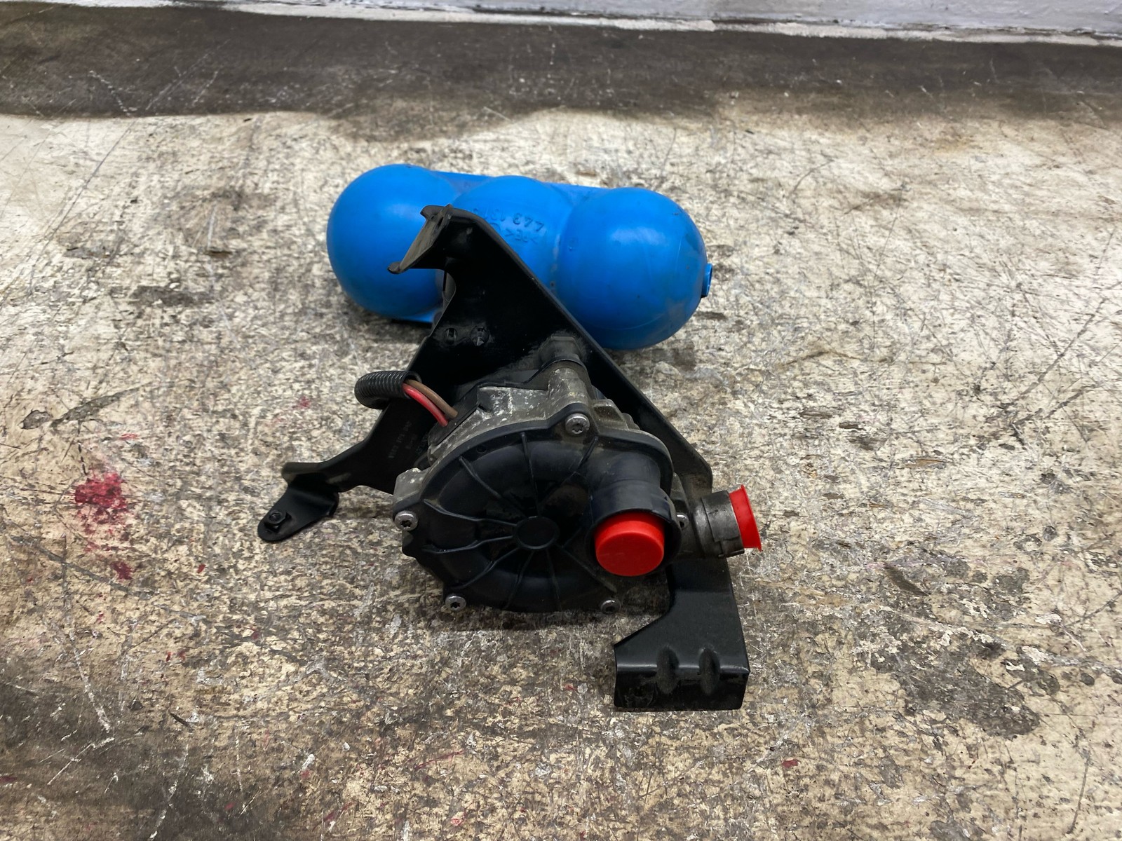 Bentley Flying Spur 2013-2018 Secondary air pump