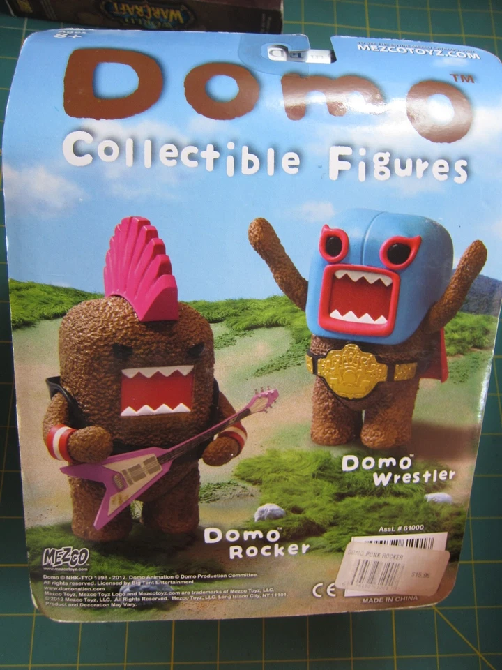 Boneco de ação Domo Punk Rocker série 01 guitarra mohawk rosa Domo Mezco 2012 NOVO - Imagem 3 de 4