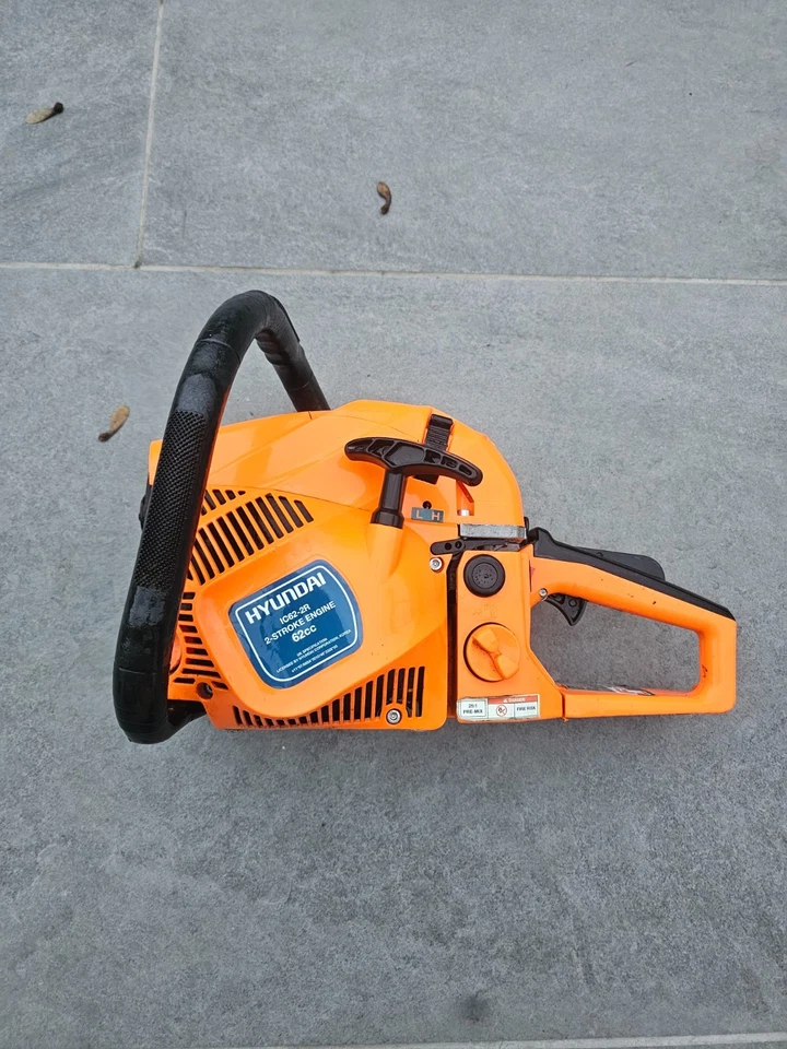 Hyundai IC62-2R chainsaw 62cc spares or repairs uses stihl oil - Image 2 of 4