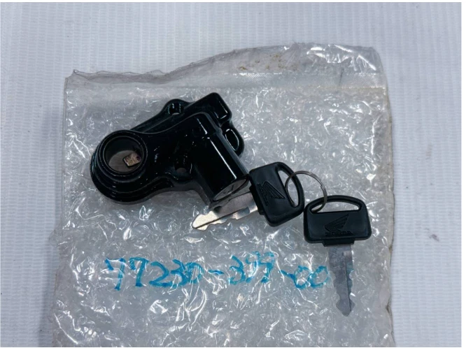 Llave de bloqueo de asiento genuina Honda GL1100 CB750K CB400F CB125S 77230-399-007 nueva sin usar Foto 2 de 4