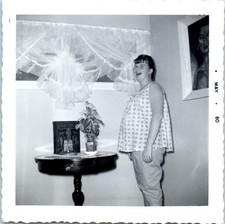 Santa Biblia de maternidad sonriente de mujer embarazada 1960 sobre mesa foto de colección