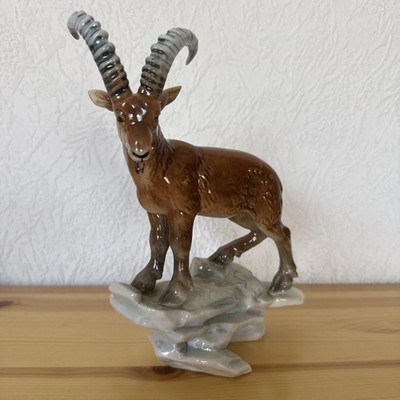 Goebel Porzellanfigur  Stolzer Steinbock  auf Fels   Modell 35 033