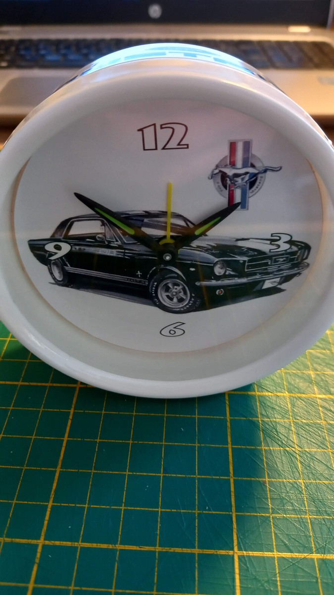 Volkswagen vw combi T2 vert en horloge miniature sur socle | AUTO HORLOGE