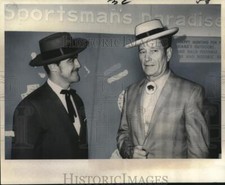 1970 Press Photo WWII hero Joe Foss visits tourist commission's travel show