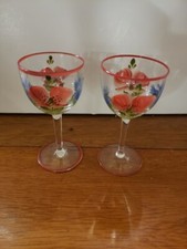 Coppia di bicchieri da vino a stelo lungo dipinti a mano con fiori rossi e blu 5 7/8"