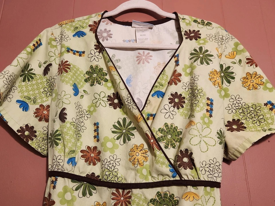 Blusa Médica SB Moda Talla XL Para Mujer Verde Floral Colorido Manga Corta Foto 2 de 4