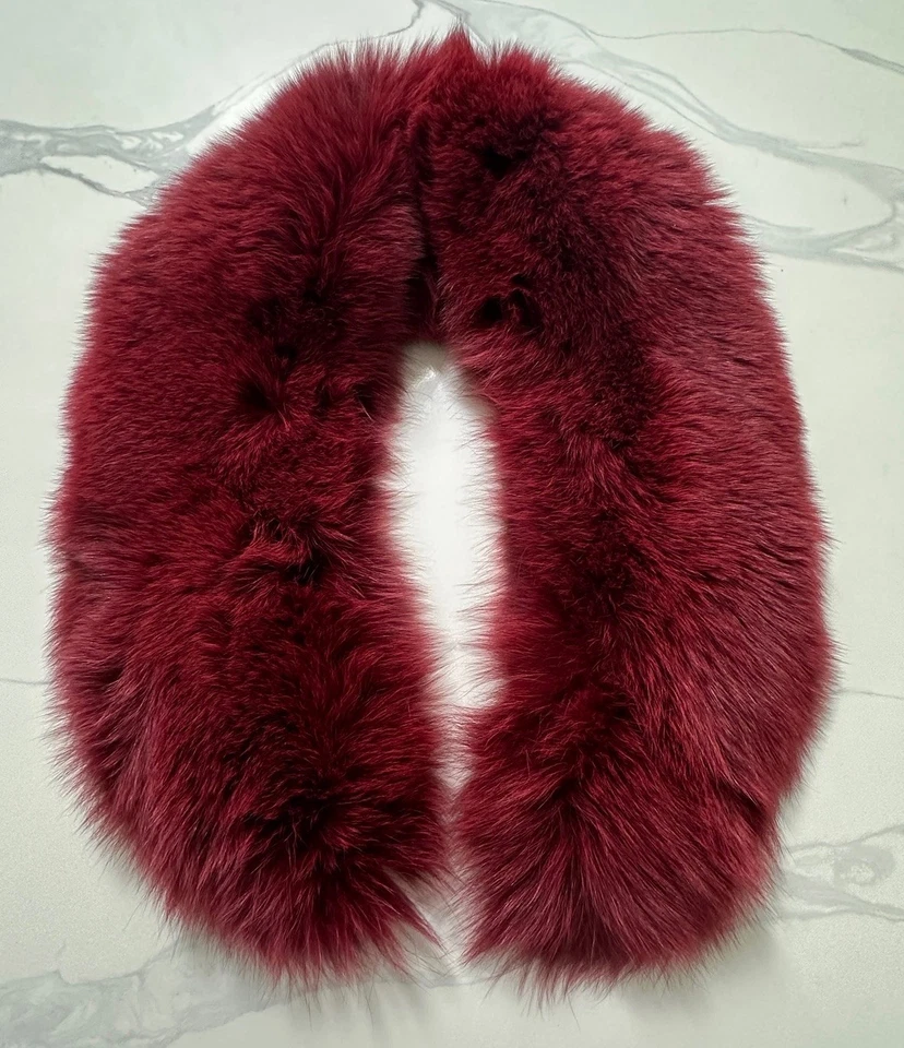 Cuello de solapa genuino 100 % piel de zorro forrado en borgoña en terciopelo negro. Foto 2 de 4