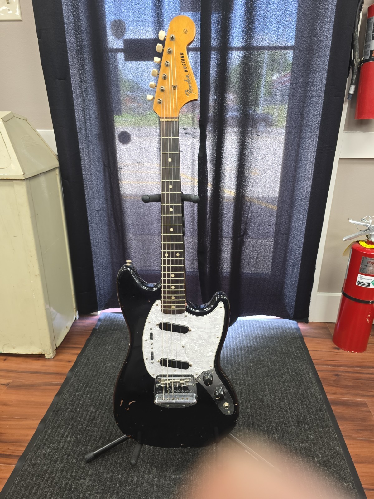 1966 Fender Mustang Vintage Offset Guitar Raven Black w /  Case
