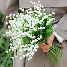 Lot de deux arrangements floraux simulés muguet pour événements