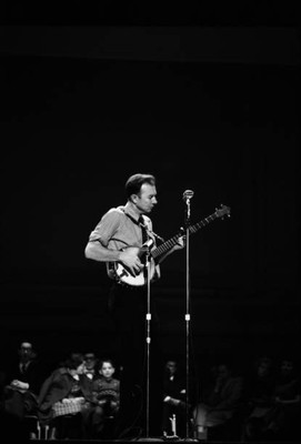 Folk singer activist Pete Seeger performs at Carnegie Hall in Dece- Old Photo 9