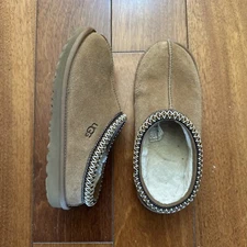 100% Authentic Tasman Slipper Chestnut size 5 Women