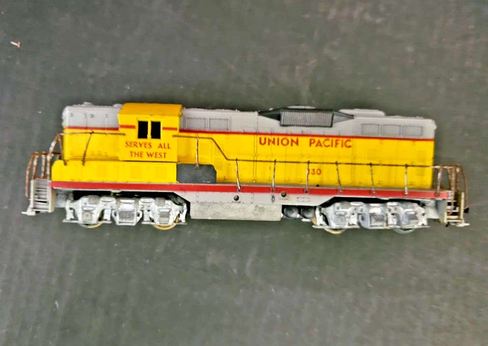 Atlas HO Slot Car Union Pacific The heartliners #130 EMD SD9 Powered Locomotive - Image 2 of 4