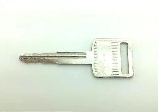 Lockset Ignition Tank Gas Cap Key 2006 Suzuki GSXR750 1256 x - Image 2 of 4