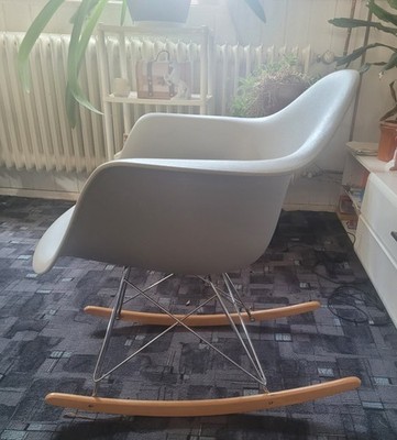 Schaukelstuhl von Vitra Design Eames Plastic Neuertig Np. 700 Euro Top Zustand