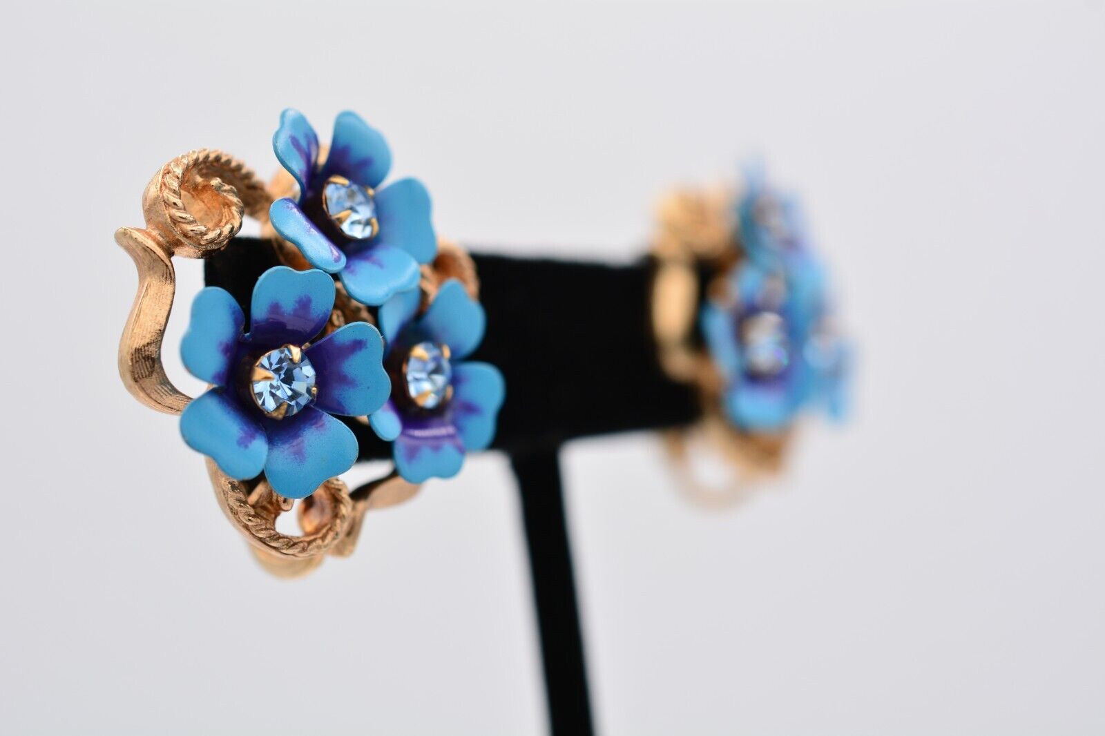 Avon Vintage Clip Earrings Blue Rhinestone Crysta… - image 4