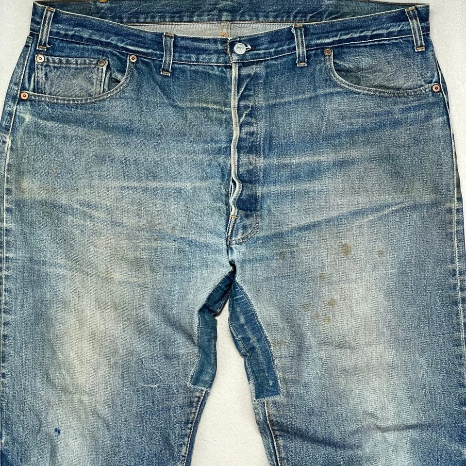 Pantalones de mezclilla vintage años 80 Levi's con ribete 501 para hombre 44x34 descoloridos desgastados parche reparado Foto 2 de 4