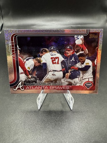 2025 Topps Series 1 BRAVES TEAM CARD Sand Glitter - Picture 1 of 2