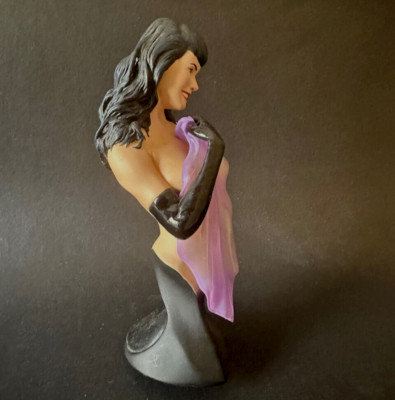 Betty Page Resin Bust Dark Horse