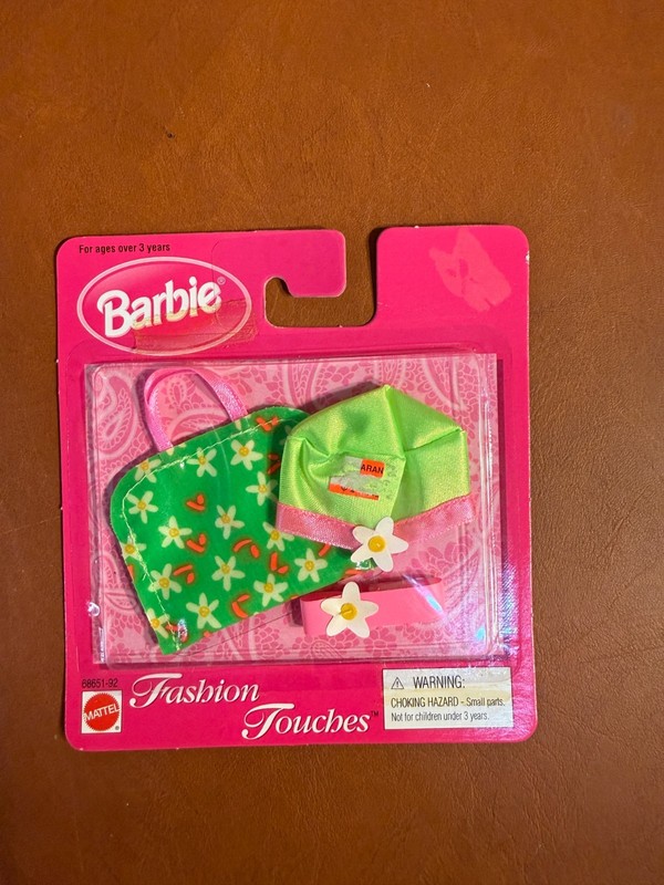 1998 FASHION TOUCHES 68651-92 Barbie green bag, hair band and hat
