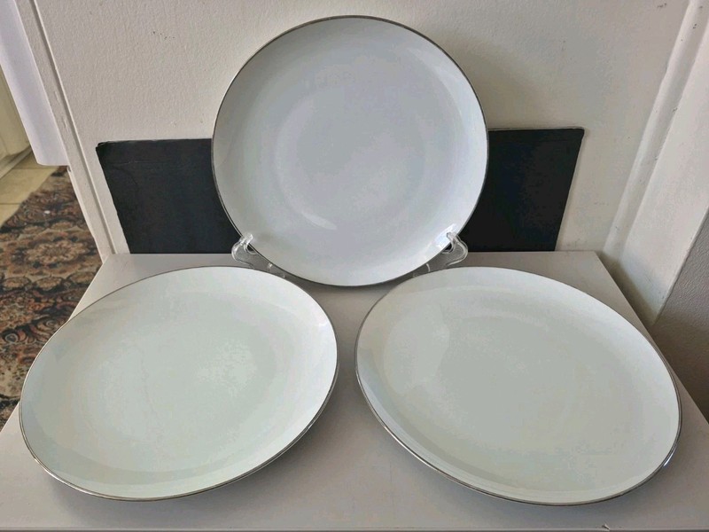 Mikasa Narumi Japan #5536 REGAL China 10 3/8" White Platinum Trim Dinner Plates