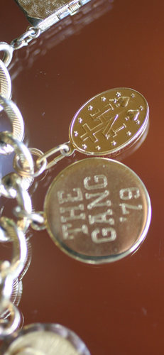 Vintage:* MONET *: MULTI CHARM DANGLE BRACELET W/SAFETY CHAIN GOLD TONE EX COND - Picture 5 of 10