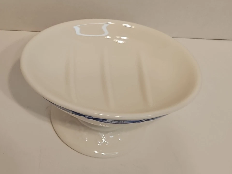 Jabonera Martha Stewart barra ovalada borde azul/pedestal festoneado elevado Foto 3 de 4