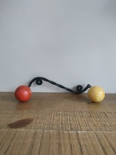 Ancien Porte Manteaux en Fer Forgé 2 Patères Boules Rouges Et Jaune Vintage 50's