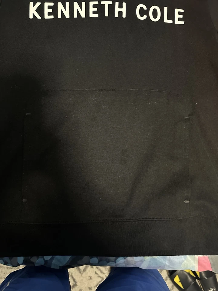 Sudadera con capucha Kenneth Cole Word negra y blanca para hombre Foto 2 de 4